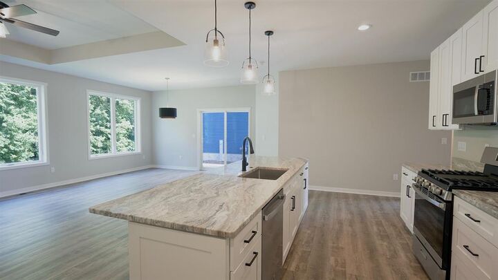 Property Photo:  405 Ridge Court  WI 53576 