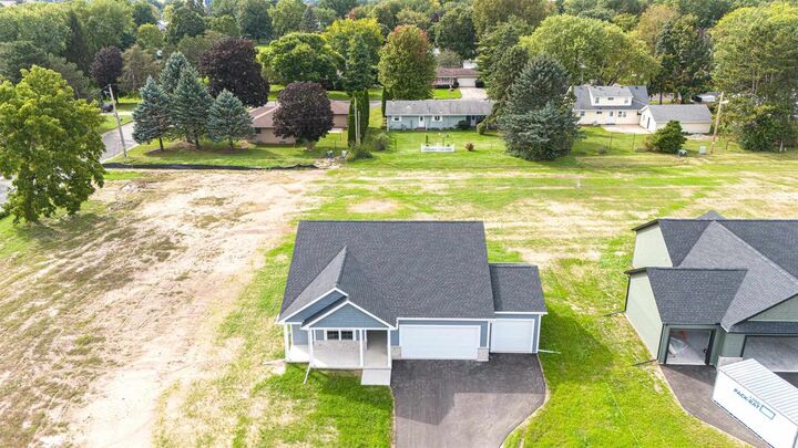 Property Photo:  405 Ridge Court  WI 53576 