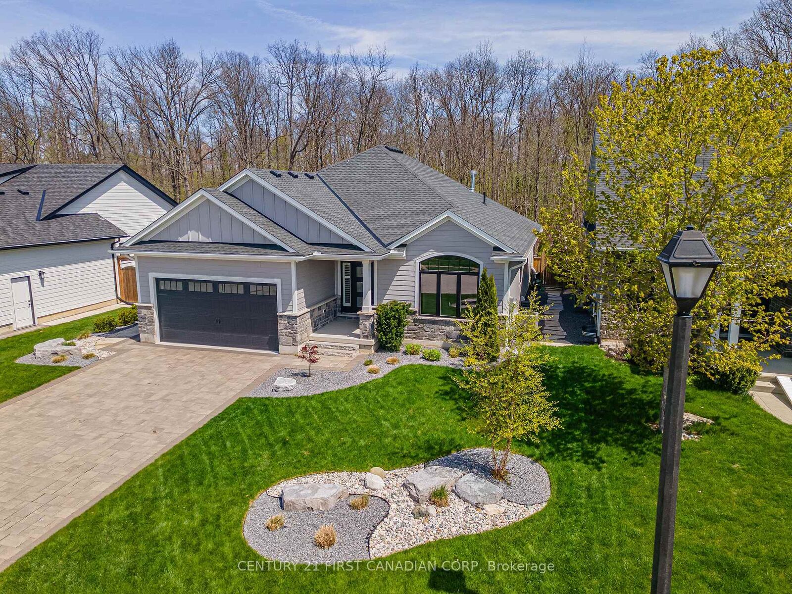 Photo de la propriété: 65 Deerfield Road ON N0M 1T0