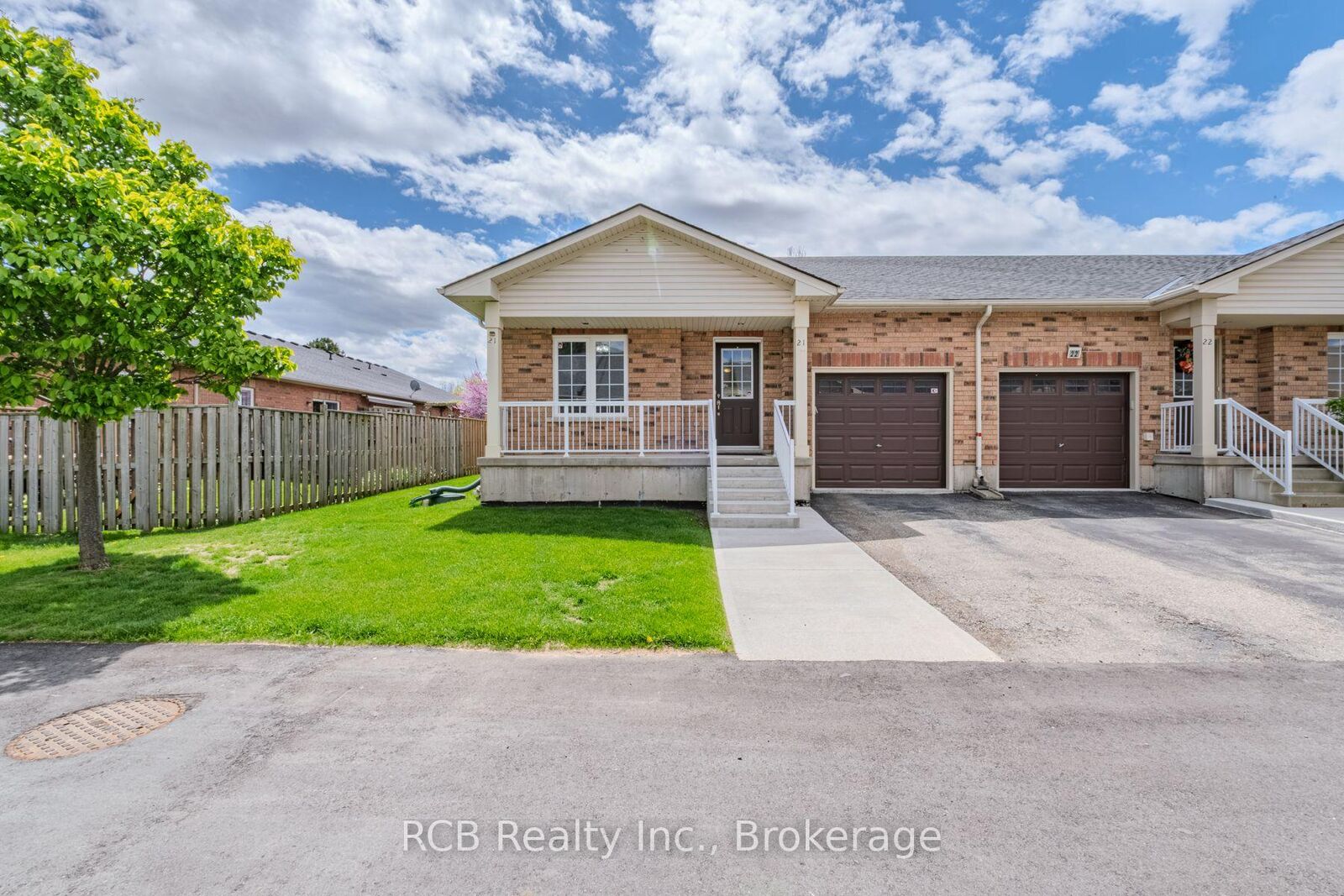 Property Photo: 54 Garden Avenue 21 ON N3S 0A1