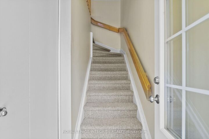 Property Photo: 3 Stonebank Crescent 10 ON K2H 9M2