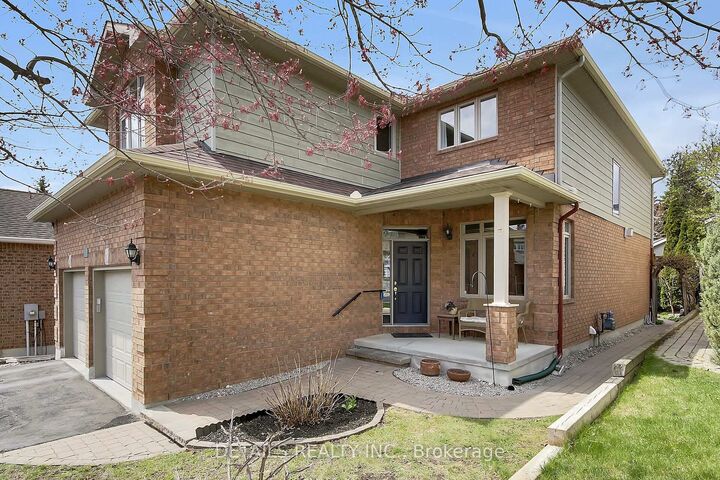 Property Photo: 7 Stonecroft Terrace ON K2K 2V1