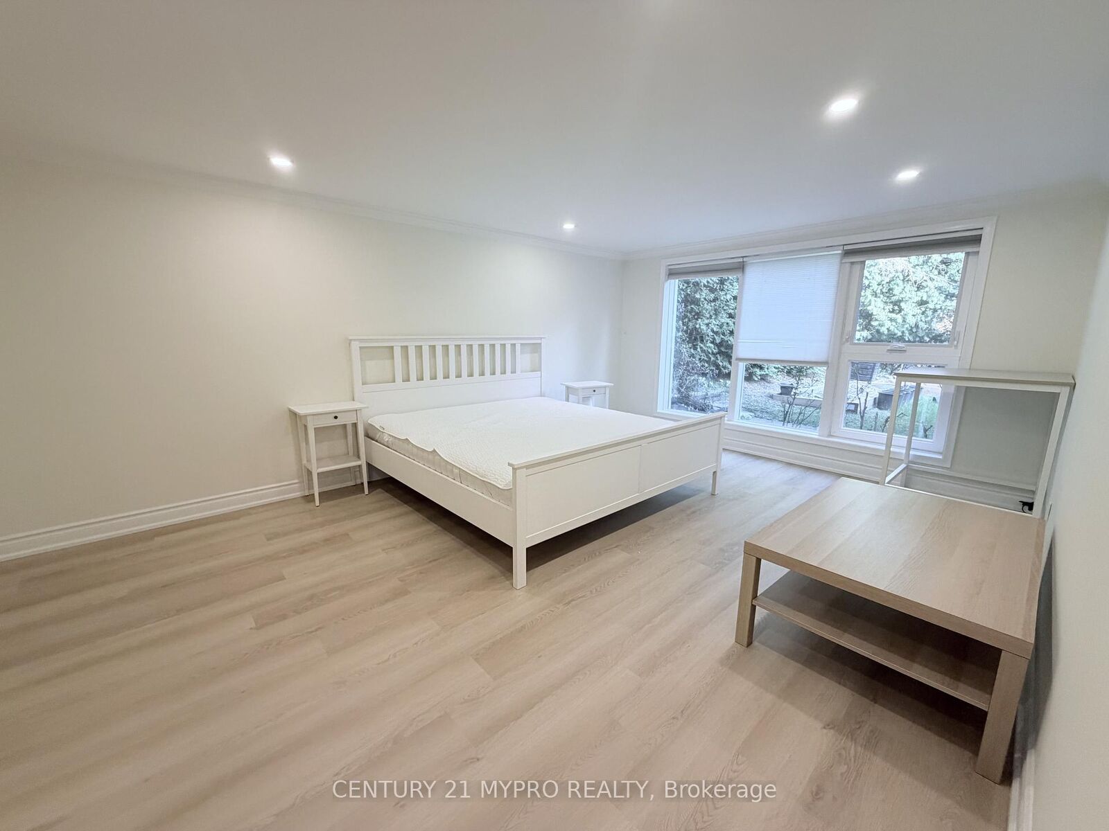 Property Photo: 8 Cedar Forest Court Lower ON L3T 2A4