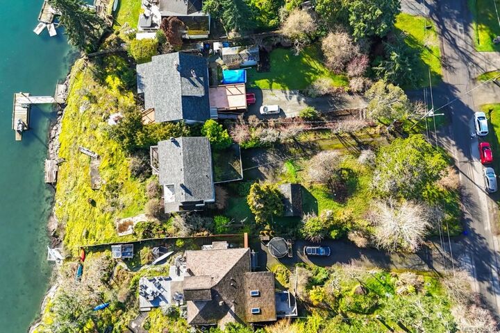 Property Photo:  304 Bessborough Ave  BC V9B 1T7 