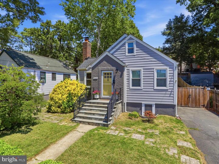 Property Photo:  2113 S Randolph Street  VA 22204 
