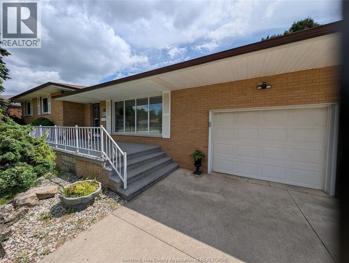 Property Photo:  1867 Kent  ON N9E 3R4 