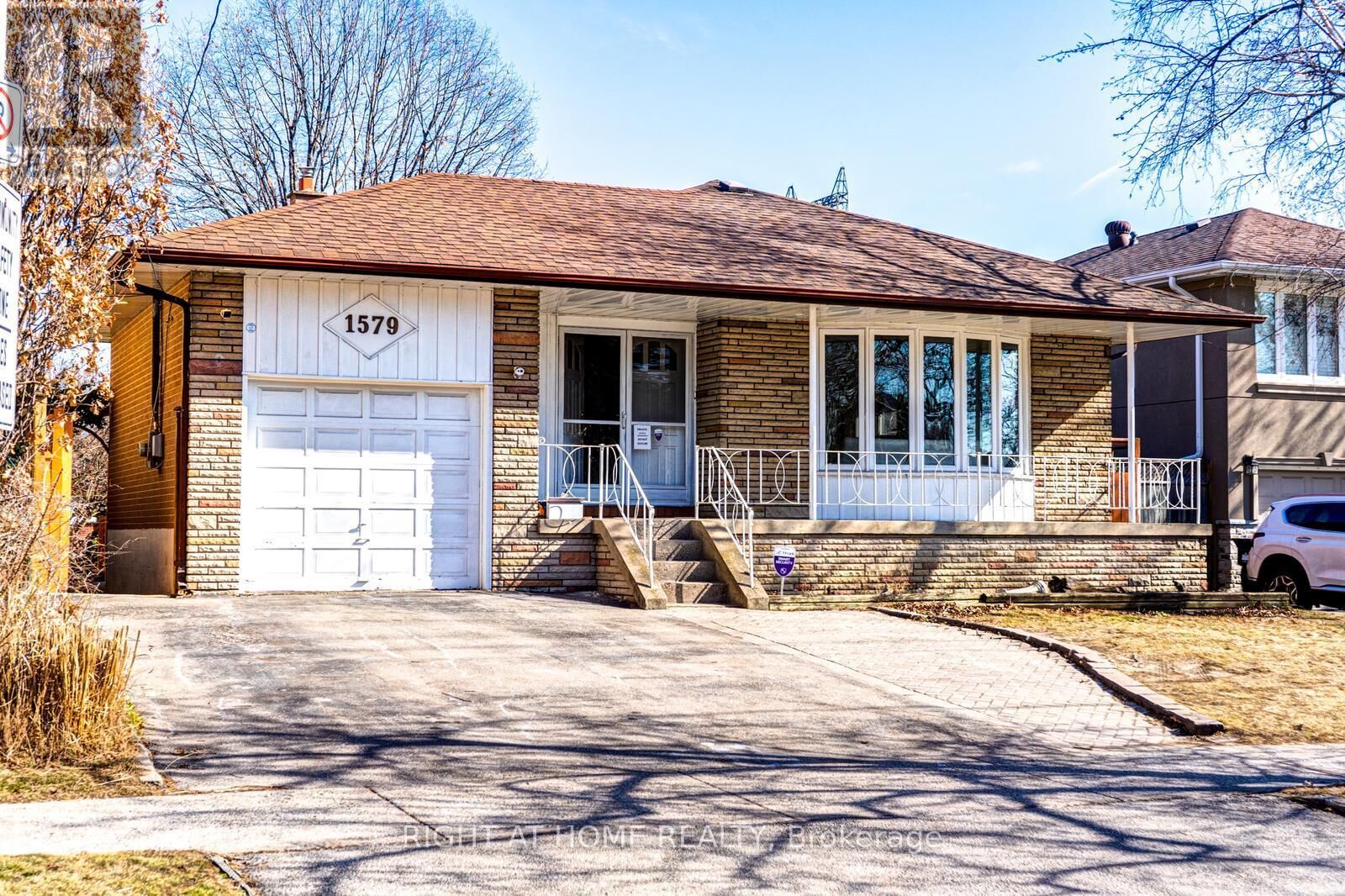 Property Photo: 1579 Ogden Avenue West ON L5E 2H9