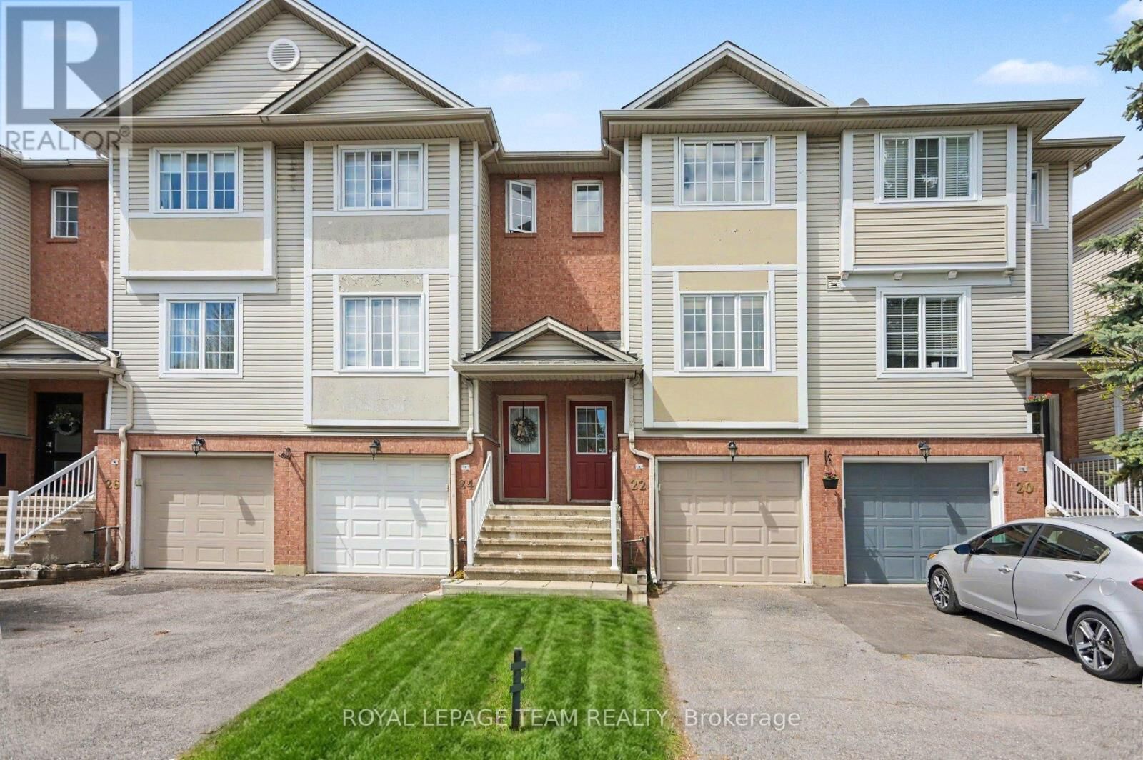 Property Photo:  22 Yorkville Street  ON K2C 4B6 