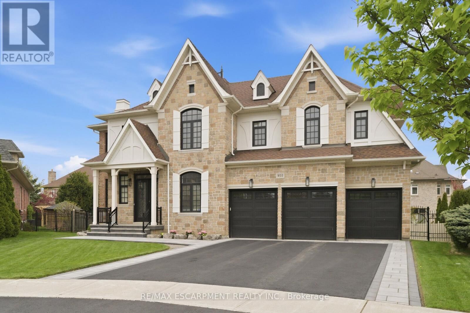 Property Photo:  950 Fredonia Drive  ON L5C 2W4 