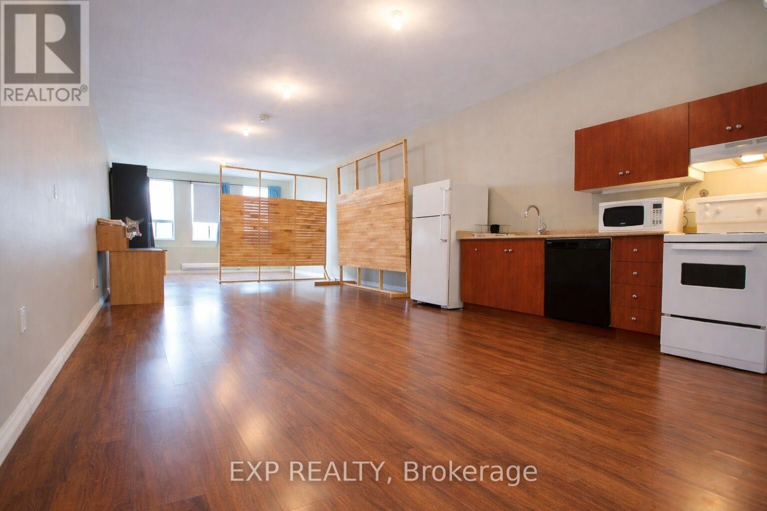 Property Photo:  1038 Coxwell Avenue 2nd Floor  ON M4C 3G5 
