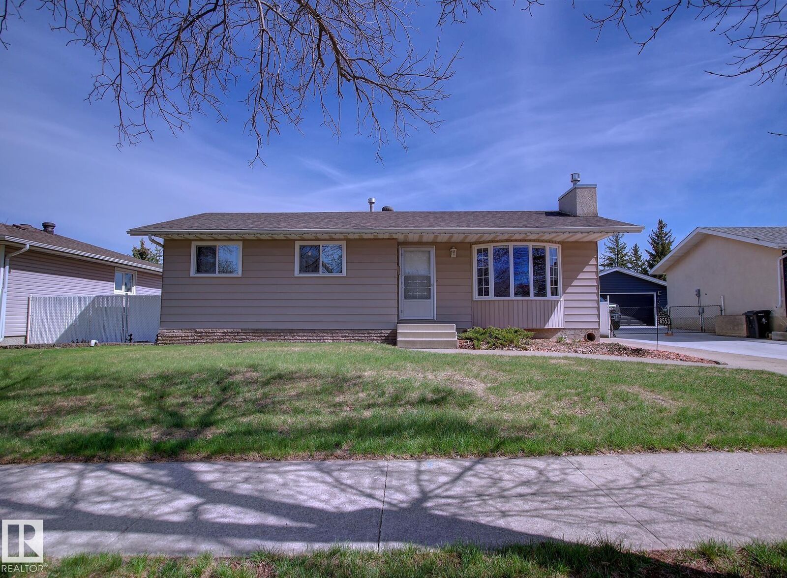 Property Photo:  8553 92 Avenue  AB T8L 1A1 