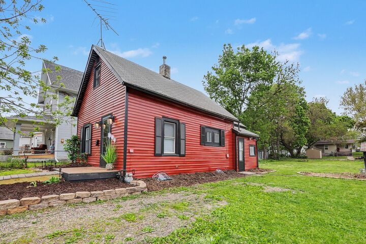 Property Photo:  1810 E Walnut Street  IA 50316 