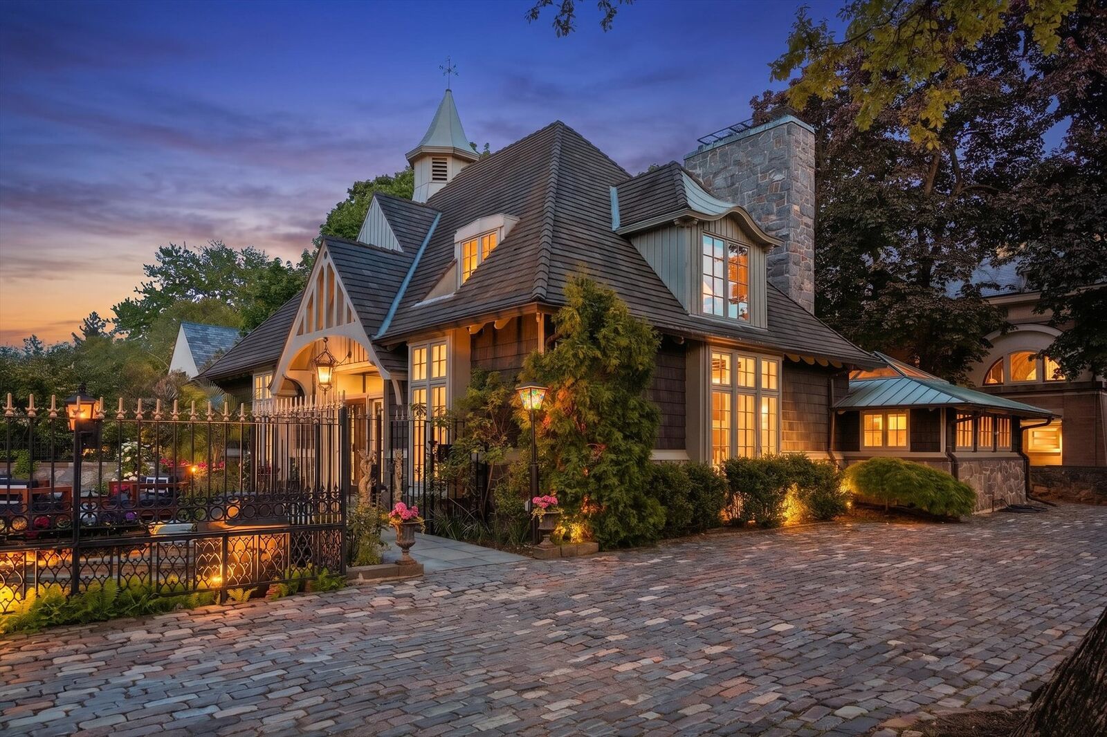 Property Photo:  