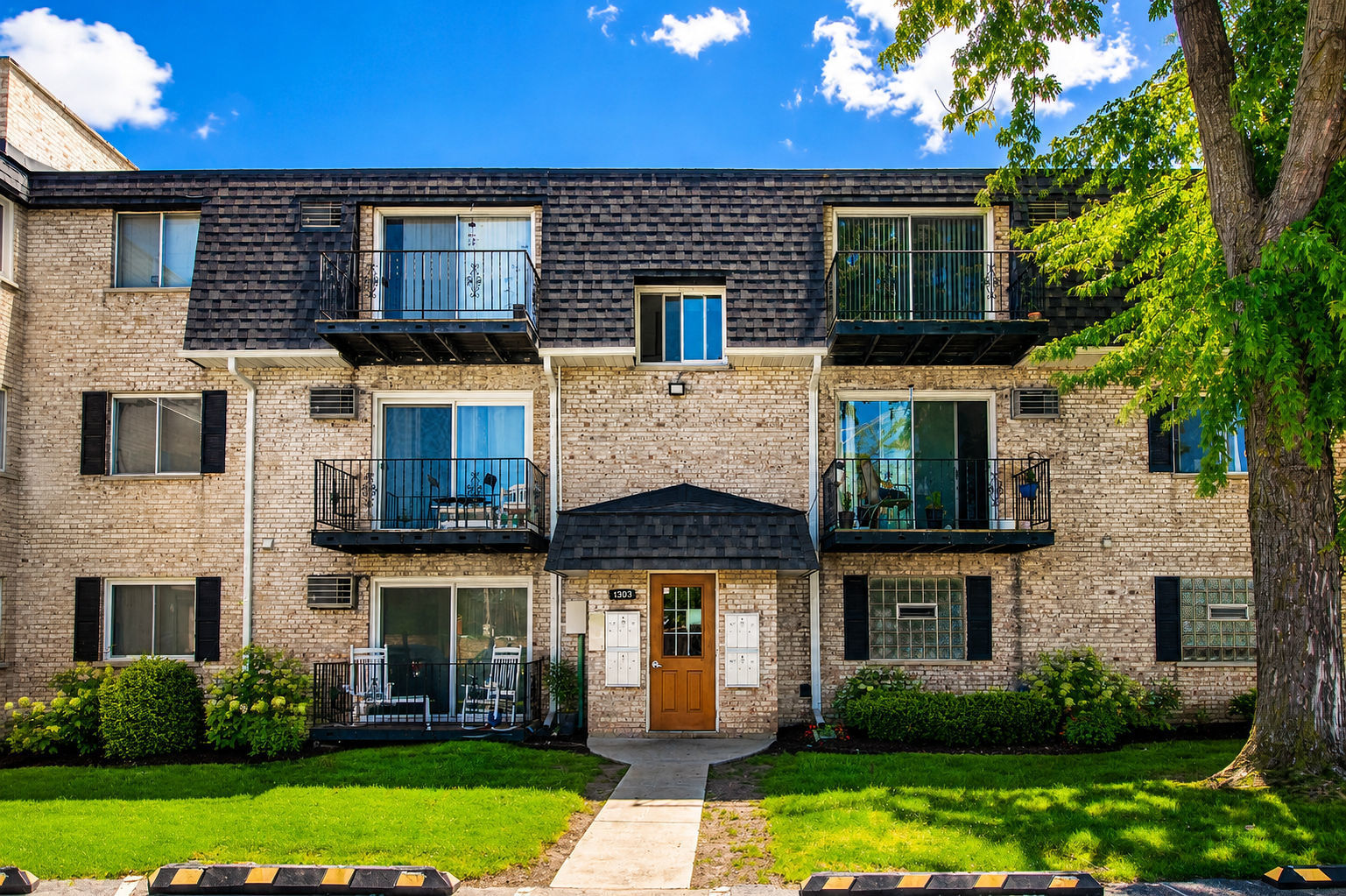 Property Photo: 1303 N Baldwin Court 2D IL 60074