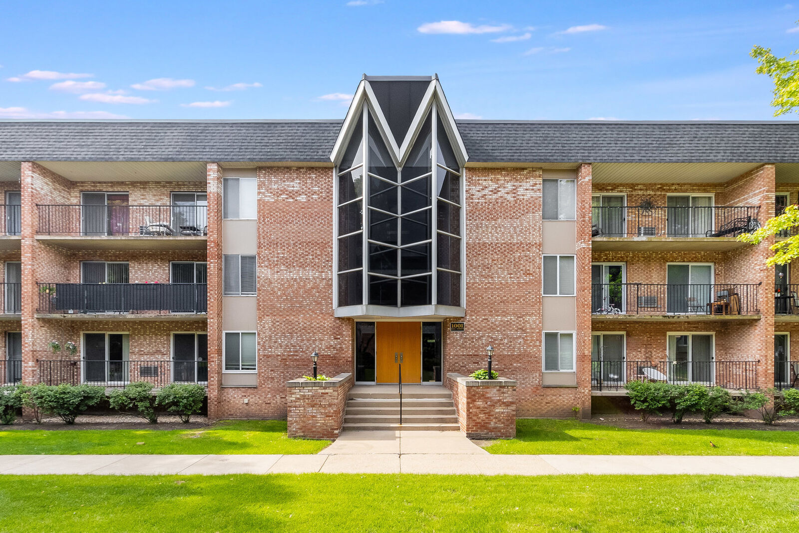 Property Photo: 1001 N Mill Street 103 IL 60563
