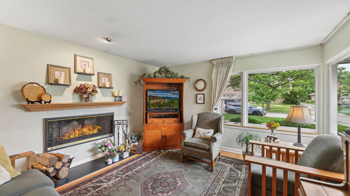 Property Photo:  311 N Elm Avenue  IL 60126 