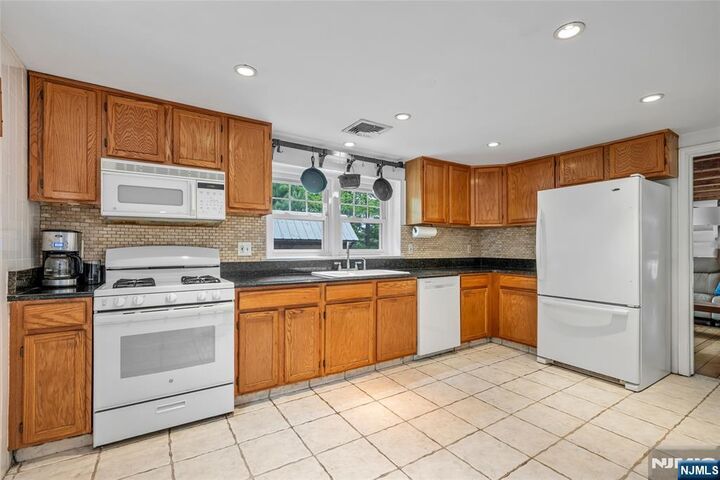Property Photo:  157 Chestnut Ridge Road  NJ 07645 