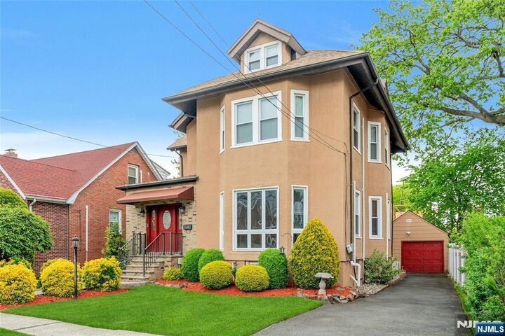 Property Photo:  1130 Edgewood Lane  NJ 07024 