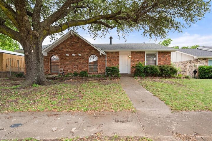 Property Photo: 7247 Long Canyon Trail TX 75249