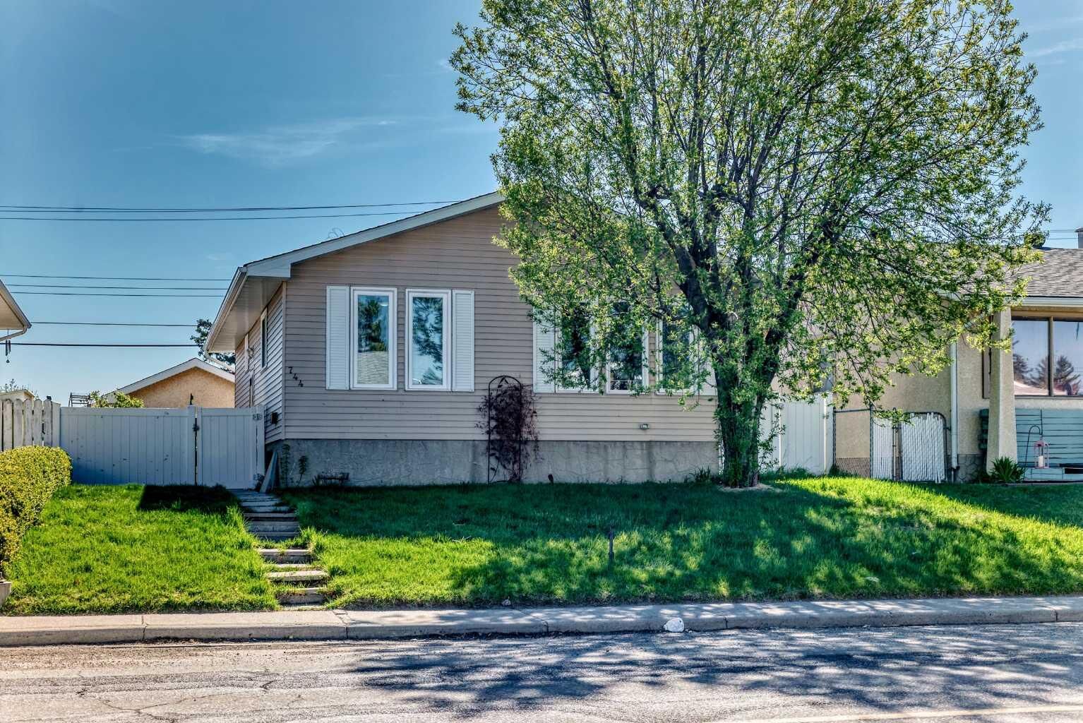 Property Photo:  744 Marlborough Way NE  AB T2A 3G2 