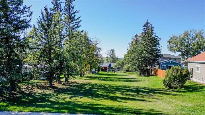 Property Photo: 731 2 Street E AB T0K 0K0