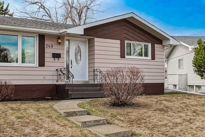 Property Photo:  249 Westminster Drive SW  AB T3C 2T7 