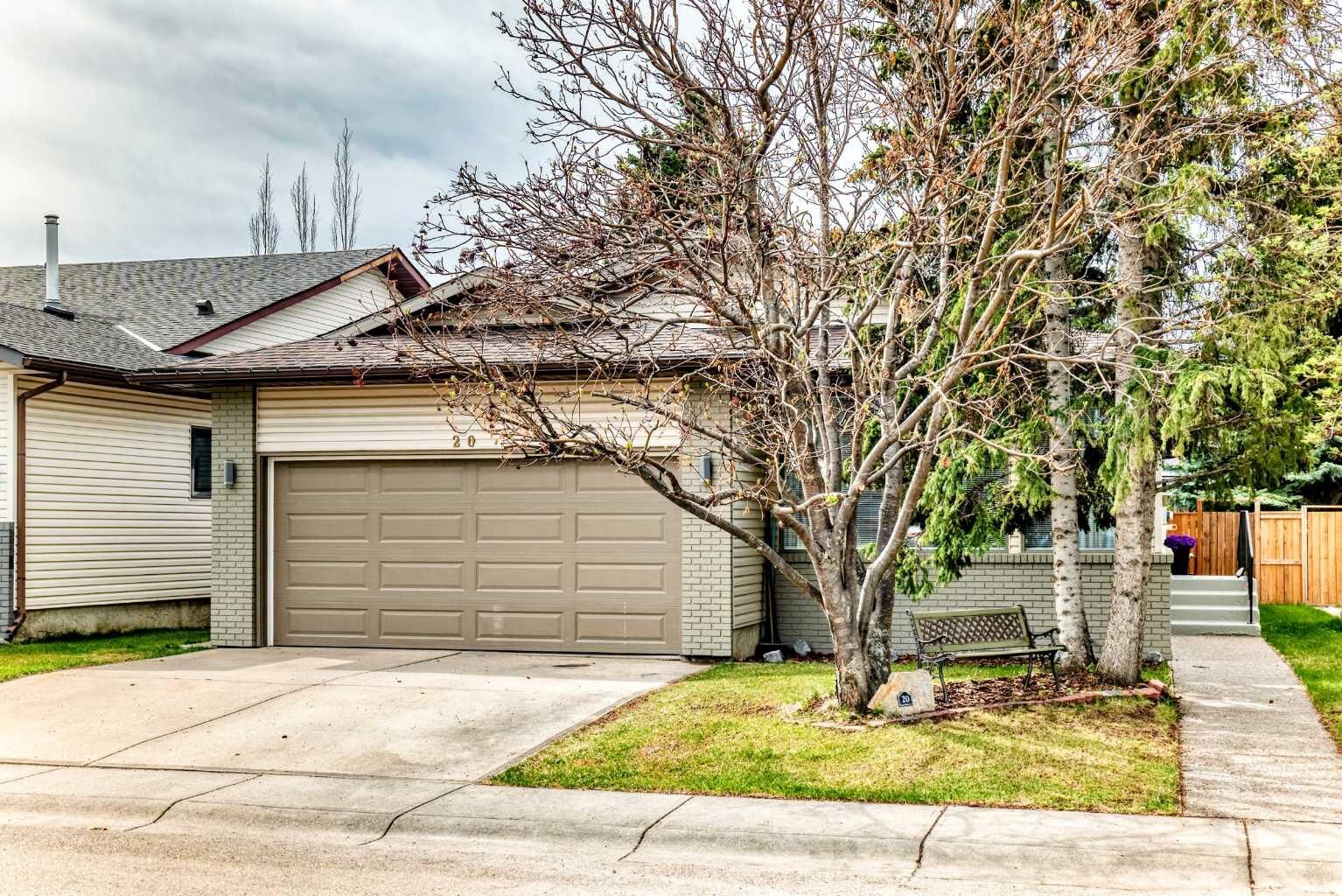 Property Photo:  20 Woodbrook Close SW  AB T2W 4E9 