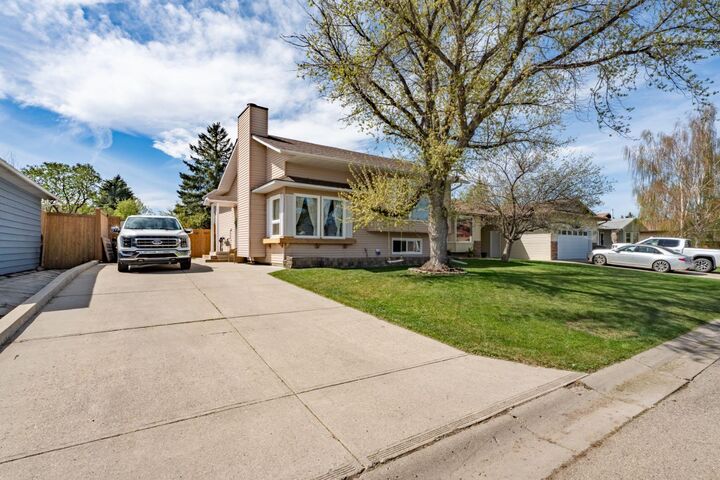 Property Photo:  159 Woodburn Crescent  AB T1S 1L4 