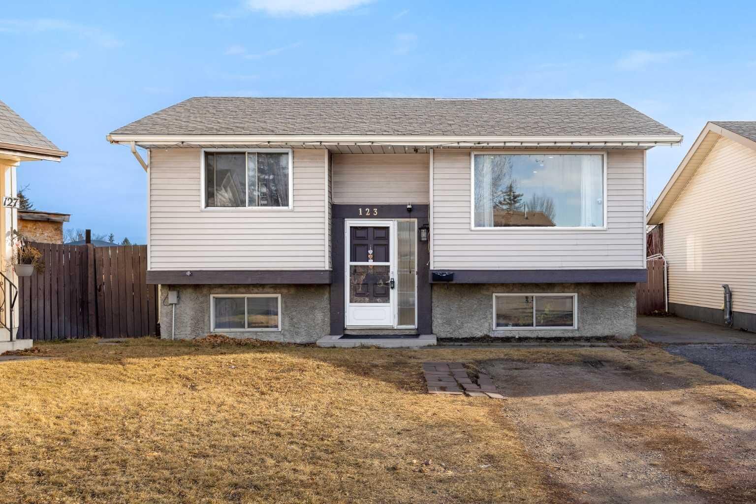 Property Photo:  123 Radley Place SE  AB T2A 5X5 