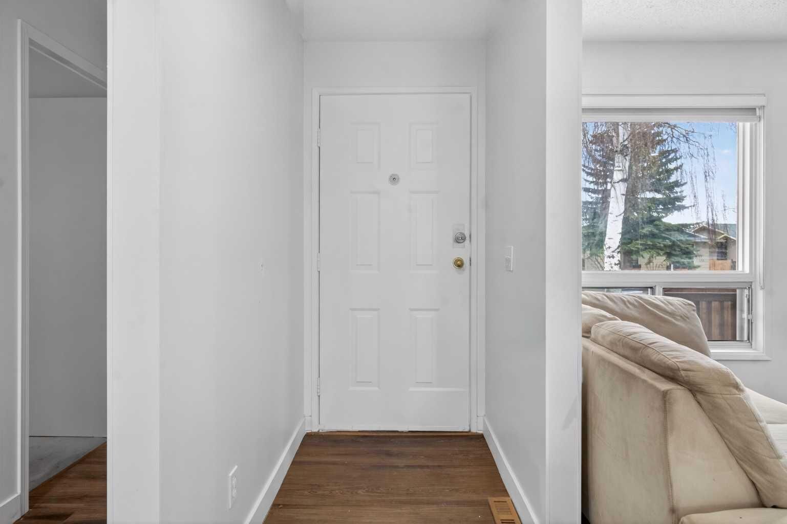 Property Photo:  128 Castledale Crescent NE  AB T3G 5C0 