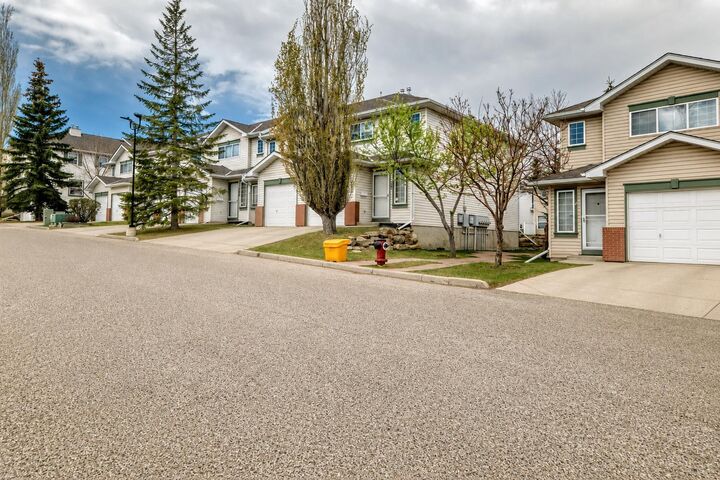 Property Photo:  152 Country Hills Villas NW  AB T3K 4S8 