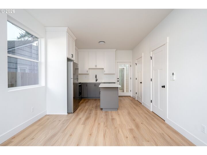 Property Photo: 12092 SE Market St OR 97216
