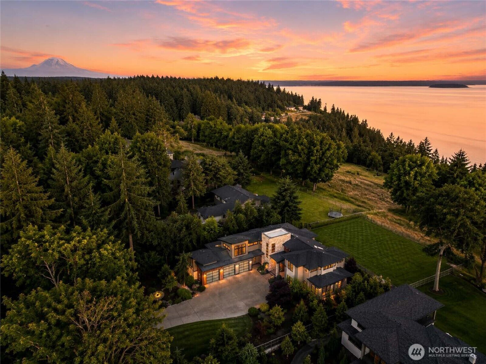 Property Photo:  946  7th Court  WA 98333 