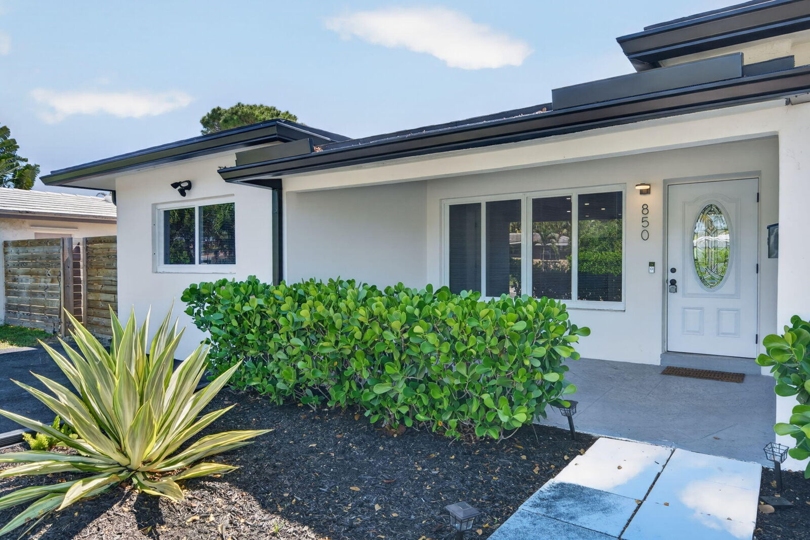 Property Photo: 850 SE 1st Avenue FL 33060