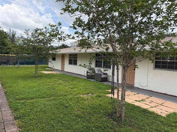 Property Photo:  808 SW 30th St Rear  FL 33315 