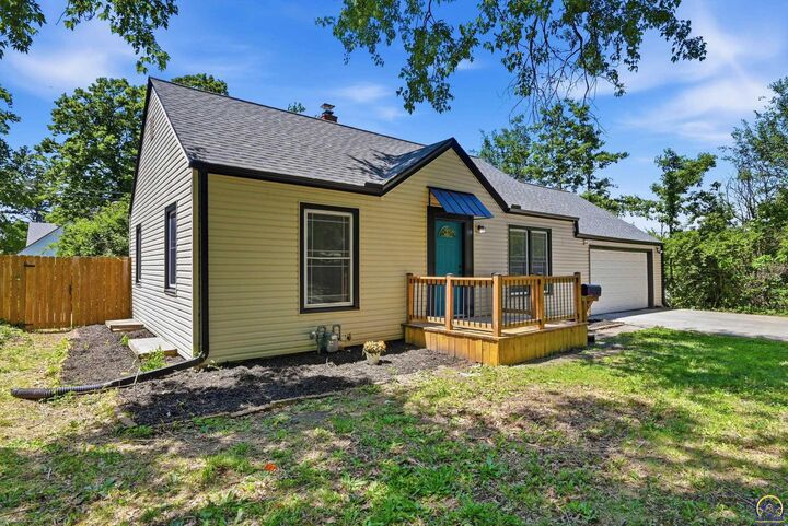 Property Photo:  807 SW Anderson Ter  KS 66606 