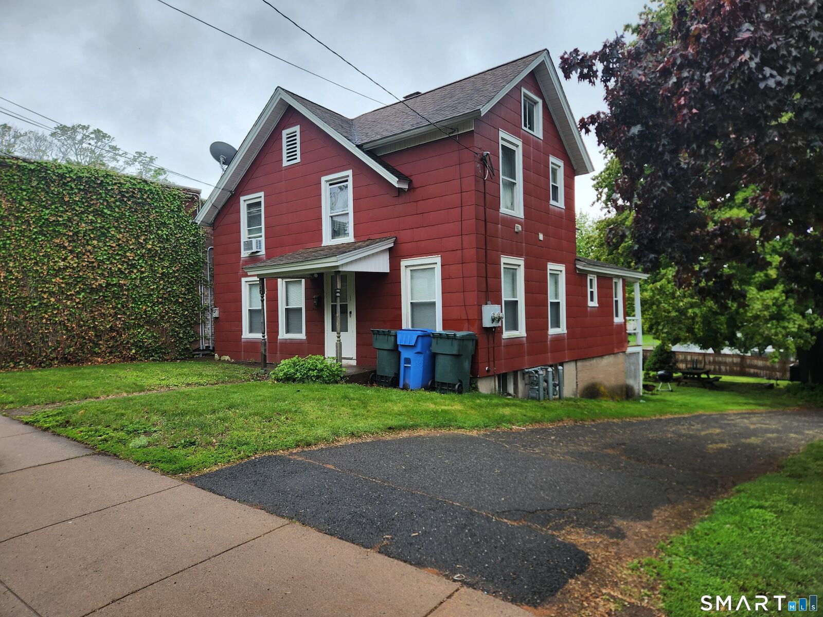Property Photo:  