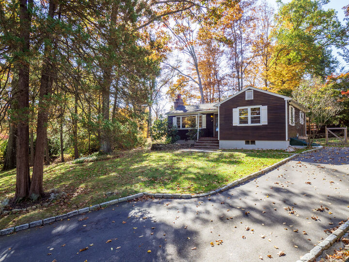 Property Photo:  27 Woodland Way  CT 06877 
