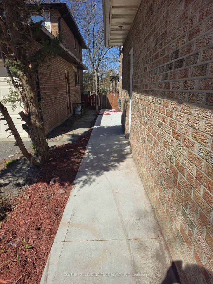 Property Photo:  11 Radford Crescent Bsmt  ON L3P 4A2 