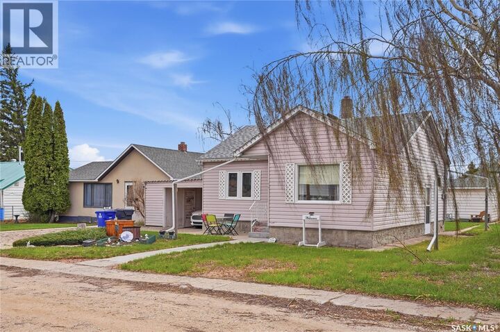 Property Photo:  810 6th Street  SK S0K 3C0 