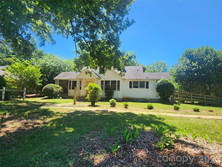 Property Photo:  5510 Allen Road E  NC 28269 