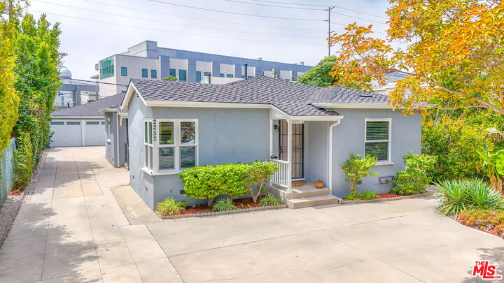 Property Photo: 2252 20th St CA 90405