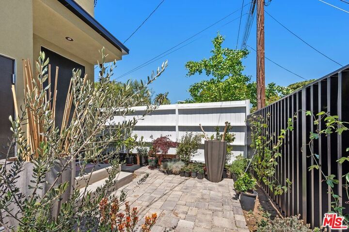 Property Photo: 2202 Washington Ave CA 90403