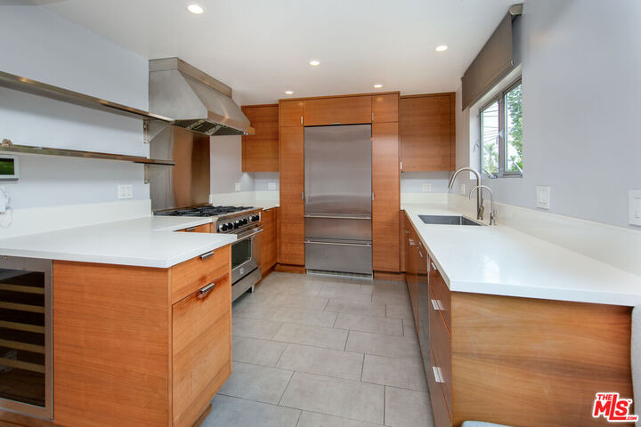 Property Photo:  1060 Nowita Pl  CA 90291 