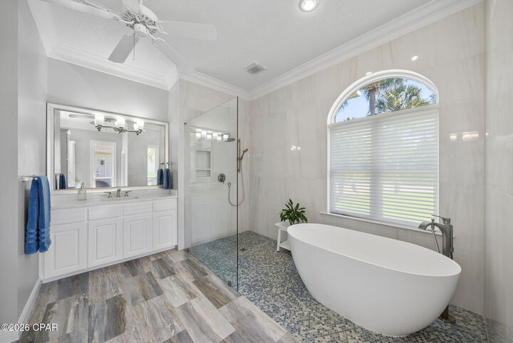 Property Photo: 3504 Dragon's Ridge Road FL 32408
