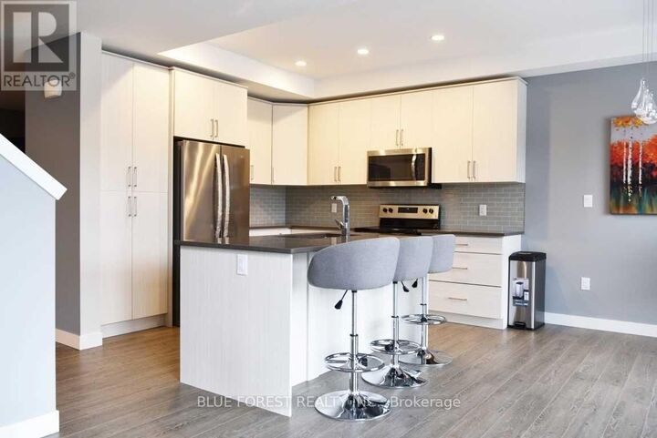 Property Photo:  933 Manhattan Way 933  ON N6H 0J7 