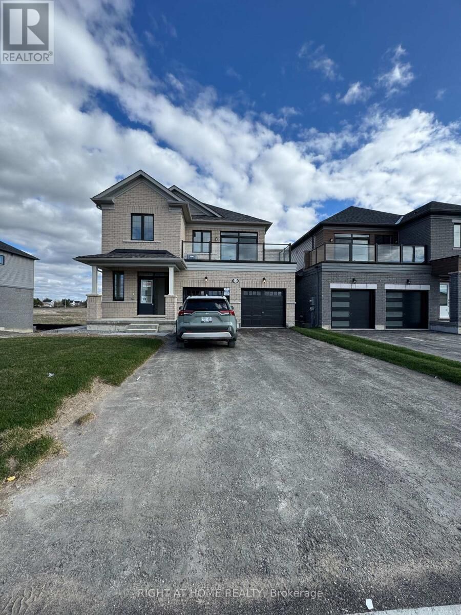 Property Photo:  62 Debois St 2nd Unit Street  ON K9V 6A9 