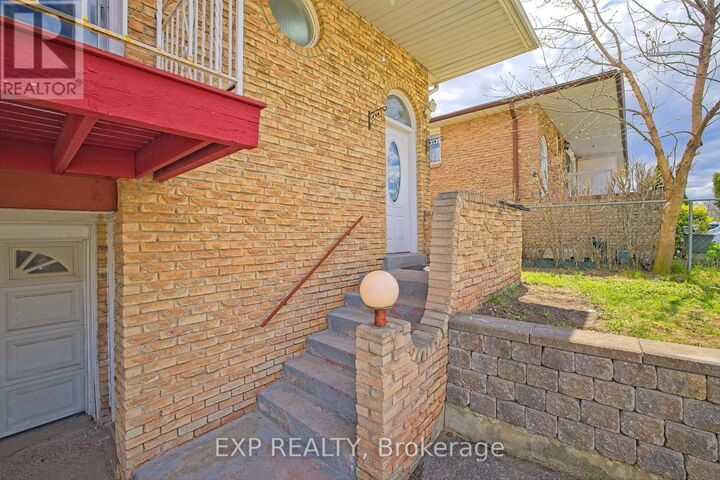 Property Photo:  4 Fallway Road Upper  ON L6V 3H2 