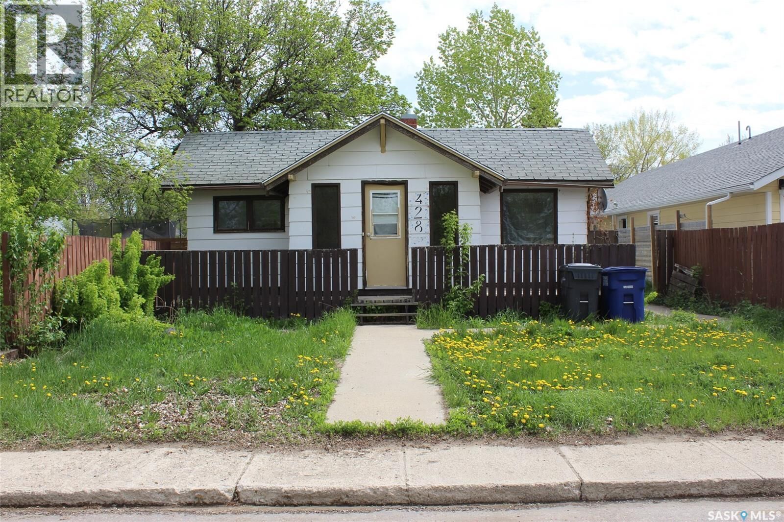 Property Photo:  428 3rd Street W  SK S0N 2M0 