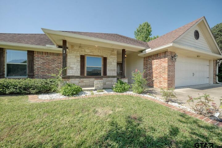 Property Photo:  13523 Country Gln  TX 75706 